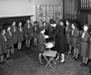 Prezentace členovi smečky Brownie na Royal Victoria School for the Blind, Newcastle upon Tyne, Spojené království, leden 1962 (černobílá fotografie)